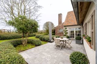 Cette villa rurale entièrement aménagée par Pieter Porters sur un terrain de 1100 m2 offre une vue magnifique sur de vastes champs et paysages, et...