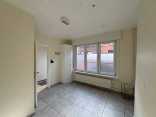 <p>Ben je op zoek naar een woning met een uitstekende ligging, veel lichtinval en twee slaapkamers? Deze gesloten bebouwing in Aalst biedt het allemaal!</p><p><strong>Kenmerken van de woning:</strong></p><ul><li><p><strong>2 ruime slaapkamers</strong> die je helemaal naar wens kunt inrichten</p></li><li><p><strong>Veel lichtinval</strong> dankzij de grote ramen die de woning een aangename, luchtige sfeer geven</p></li><li><p><strong>Wandelafstand van het centrum</strong> van Aalst – ideaal voor wie houdt van de nabijheid van winkels, restaurants, en openbaar vervoer</p></li><li><p><strong>Gezellige sfeer</strong> met een efficiënte indeling, perfect voor zowel een alleenstaande als een klein gezin</p></li></ul><p>De woning is gelegen in een rustige straat, maar toch dicht bij het bruisende stadscentrum. Geniet van alle voordelen van het stadsleven, maar zonder het drukke verkeer en de lawaaiige omgeving.<br /><br />Het centrum van Aalst is vlakbij, met een uitstekende bereikbaarheid van zowel winkels als openbaar vervoer, zodat je altijd snel overal kunt zijn.<br /><br />De huurprijs bedraagt 1050€ - Onmiddellijk beschikbaar</p>