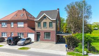 <p>Welkom in deze charmante woning met tal van mogelijkheden, gelegen op een perceel van maar liefst 858 m² bij het binnenrijden van Alken. Dankzij de centrale ligging geniet je hier van een vlotte verbinding naar verschillende uitvalshoeken, terwijl je thuis kan komen in alle rust met een mooi open zicht op de naastgelegen paardenweide.</p>
<p>Bij het betreden van de woning kom je terecht in de inkomhal, die toegang biedt tot de lichtrijke leefruimte van 33 m². Deze gezellige ruimte vormt het hart van de woning en biedt voldoende plaats voor een comfortabele zithoek en eetgedeelte. Aansluitend bevindt zich de keuken, die volledig naar eigen smaak vernieuwd kan worden en zo perfect kan aansluiten bij jouw woonwensen.</p>
<p>Verder beschikt de woning over een badkamer en één toilet, beiden klaar om gemoderniseerd te worden. De woning is bovendien voorzien van een kelder, wat extra opslagruimte biedt.</p>
<p>Op de bovenverdieping bevinden zich twee volwaardige slaapkamers. Via een vaste trap bereik je de zolder, die perfect ingericht kan worden als derde slaapkamer, hobbyruimte of bureau.</p>
<p>Buiten geniet je van een aangename tuin met een mooi open zicht op de weide, ideaal om tot rust te komen. Het perceel is gedeeltelijk omheind en beschikt over een carport. De straatbreedte van 12 meter zorgt bovendien voor een aangename toegankelijkheid.</p>
<p>De woning is uitgerust met aluminium ramen met dubbele beglazing en een zadeldak met dakpannen. Verwarming gebeurt via centrale verwarming op stookolie. Met een EPC-label F geldt er een renovatieplicht, wat je de kans biedt om deze woning volledig naar eigen smaak en hedendaagse normen om te vormen tot een echte thuis.</p>
<p>Kortom, een woning met veel potentieel op een toplocatie voor wie op zoek is naar een renovatieproject met karakter en mogelijkheden.</p>
<p><strong>Pluspunten:<br /></strong>- Centrale ligging met vlotte bereikbaarheid<br />- Ruim perceel van 858 m²<br />- 3 slaapkamers mogelijk<br />- Kelder aanwezig<br />- Carport voorzien<br />- Mooi open zicht op weide<br />- Volledig in te richten naar eigen smaak<br /><br /><span>Maatregelen opgenomen in het Maatregelenregister: nee</span></p>
<p>Voor een bezichtiging ter plaatse of meer info, bel ons op 078/78.78.70, of kom gewoon binnen op ons kantoor, steeds welkom!</p>