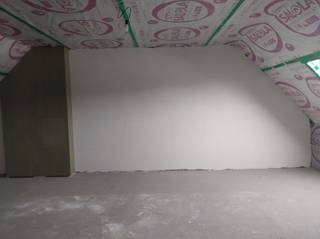 <p><span>Klassieke nieuwbouw, goed gelegen in Mol - Ginderbuiten.</span></p><p><span>Ontdek dit nieuwbouwproject met vijf woningen aan de Heergrachtstraat te Mol. Er is hierbij niet enkel plaats voor bebouwing maar ook voor openbaar groen. Dankzij een kleine groenzone vormt deze verkaveling een charmant geheel waar het aangenaam wonen is. </span></p><p><span>Indeling en ruimte:</span></p><p><span>De woningen zijn ontworpen voor optimaal wooncomfort met een ruime en lichte woonkamer die naadloos overgaat in een open keuken. Er is tevens een inkom, toilet en berging-wasplaats. </span></p><p><span>Er is een inpandige garage, en de leefruimte geeft direct toegang tot de tuin, wat zorgt voor een open en luchtig gevoel.</span></p><p><span>Boven zijn er drie ruime slaapkamers. Ook vloerverwarming op de slaapkamers.</span></p><p><span>De zolderverdieping is bereikbaar via een vaste trap naar de zolder, waar u een zeer ruime 4de slaapkamer kan inrichten. </span></p><p><span>De moderne badkamer is uitgerust met zowel een ligbad als een douche, dubbele lavabo en toilet.</span></p><p><span>Een prachtige gesloten bebouwing van 352m². </span></p><p><span>Gebouwd met kruipkelder.</span></p><p><span>De woning is voorzien van zonnepanelen 5600 KWp, wat niet alleen bijdraagt aan een duurzame energievoorziening, maar ook zorgt voor een lagere energiekost.</span></p><p><span>Voor meer informatie, het lastenboek en de plannen kunt u terecht op ons kantoor of op onze website www.vanheesimmo.be</span></p><p><span>Voor een afspraak kan u ons steeds bereiken op 475 811 815 of via info@vanheesimmo.be</span></p><p><span>BEN 10 woningen</span></p><p><span> </span></p>