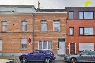 <p><span>Deze gunstig gelegen woning ligt in de onmiddellijke nabijheid van kwalitatieve scholen, winkels, de Carrefour en het openbaar vervoer (op wandelafstand van trein, tram, bus).</span></p><p><span>Ook het uitgestrekte landschapspark Frijthout is op amper 700 meter afstand gelegen. </span></p><p><span> </span></p><p><span>Indeling:</span></p><p><span> </span></p><p><span>Bij het binnenkomen vallen de hoge plafonds onmiddellijk op. Op het gelijkvloers vinden we de verzorgde living (25m²) met aansluitend de eetkamer/keuken.</span></p><p><span>De keuken krijgt aangenaam licht binnen via een dakkoepel en is uitgerust met vaatwasser, dubbele spoelbak, ijskast, gasvuur en ingebouwde microgolfoven.</span></p><p><span>De eetkamer is verbonden met de handige berging. Hier voorziet de verkoper een volledig nieuwe condensatieketel!</span></p><p><span>Op het gelijkvloers is een eerste toilet voorzien.</span></p><p><span> </span></p><p><span>Op de eerste verdieping vinden we achteraan de badkamer, voorzien van douche, bad, lavabo, toilet en aansluitingen wasmachine. De eerste twee slaapkamers hebben een oppervlakte van 11m² en 21m².</span></p><p><span>Op de tweede verdieping vinden we nog eens twee slaapkamers van 21m² en 9,5m².</span></p><p><span>De woning is voorzien van een ruime kelder.</span></p><p><span> </span></p><p><span>Nuttige informatie:</span></p><p><span> </span></p><p><span>EPC: 556 kWh/m²j -> renovatieplicht. Binnen 6 jaar moet een label D behaald worden. Volgens het EPC is het dak isoleren hiervoor voldoende.</span></p><p><span>Het huidige EPC houdt nog geen rekening met de nieuwe ketel.</span></p><p><span>Oppervlakte woning indicatief, volgens meting EPC.</span></p><p><span> </span></p><p><span>Voor een bezoek ter plaatse kan u ons contacteren op het nummer 03 449 42 41 of surf naar www.habicom.be</span></p><p><span>De waarde van uw woning kennen? Check het gratis op <span>www.watismijnhuiswaard.be</span></span><span> </span></p>