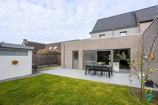 Te koop te Heikant (Zele).Deze charmante en instapklare woning is gelegen in een rustige doodlopende straat te Zele (Heikant) en biedt een ideale...