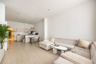 <p><span>Op zoek naar een betaalbaar, instapklaar appartement met buitenruimte op een supercentrale locatie en 2 parken in de nabije omgeving? Dan zit je hier goed. Dit gezellige gelijkvloers appartement combineert een praktische indeling, twee slaapkamers en een ruime stadskoer. Het gunstige EPC maakt het plaatje af. Dankzij de ligging vlakbij winkels, openbaar vervoer en het Rivierenhof woon je hier rustig én vlakbij alles wat je nodig hebt.</span></p><p><span> </span></p><p><span>Licht, gezellig en helemaal klaar voor jou <br /></span><span>Via de verzorgde inkomhal van het gebouw bereik je het appartement op het gelijkvloers. Zodra je binnen komt valt de aangename  leefruimte op. Het hoge plafond en de grote ramen zorgen voor een heerlijk gevoel van licht en ruimte. De zachte parketlaminaatvloer loopt mooi door en maakt het geheel extra warm en gezellig. Hier creëer je moeiteloos een comfortabele zithoek en een ruime eethoek waar je familie en vrienden ontvangt.</span></p><p><span>Aansluitend bevindt zich de open keuken, praktisch ingericht met houten kastjes, een leuke ontbijthoek en heel wat bergruimte. Je beschikt hier over een oven, dampkap, kookvuur en spoelbak. De gezellige statafel maakt van deze keuken een fijne plek om de dag te starten met een koffie of om samen te aperitieven.</span></p><p><span> </span></p><p><span>Slapen, ontspannen en genieten<br /></span><span>Achteraan het appartement liggen de twee slaapkamers, rustig weg van de straat en voorzien van dezelfde warme vloer als in de leefruimte. Eén van de kamers geeft rechtstreeks uit op de buitenruimte, waardoor je hier elke ochtend wakker wordt met zicht op je eigen stukje buiten.De badkamer is praktisch ingericht met een ruime douchecabine, een lavabo met onderkast en een tijdloze combinatie van donkere vloertegels en witte wandtegels. Verder heb je nog een apart gastentoilet met handenwasser én een handige technische berging met plaats voor wasmachine, internetvoorziening, meterkast en de individuele cv-ketel.</span></p><p><span> </span></p><p><span>Een stadskoer met potentieel<br /></span><span>Achteraan wacht een ruime stadskoer die je helemaal naar je eigen smaak kunt inrichten. Zet er wat grote planten, een leuke bistroset of een comfortabele loungehoek neer en je creëert in een handomdraai een gezellig buitenplekje midden in de stad. Een fijne plek om even te ontsnappen aan de drukte, te genieten van een aperitief of gewoon wat frisse lucht te scheppen. </span></p><p><span> </span></p><p><span> </span></p><p><span>Groen, winkels en de stad binnen handbereik<br /></span><span>Je woont hier in een levendige buurt waar alles dichtbij ligt. Supermarkten, buurtwinkels, horeca, de Zwitserse Apotheek en openbaar vervoer liggen op wandelafstand. Ook het Rivierenhof en Te Boelaarpark bereik je in enkele minuten met de fiets, ideaal om te wandelen, sporten of ontspannen in het groen. Bovendien ben je dankzij de nabijheid van de Ring en grote invalswegen snel onderweg naar het centrum of buiten de stad. Niet toevallig scoort dit adres een uitstekende Mobiscore van 9,5/10.</span></p><p><span> </span></p>