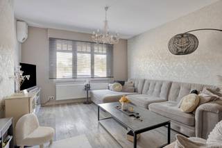 <strong>Instapklare en gezellig landelijk ingerichte woning met een bewoonbare oppervlakte van 180 m², 3 slaapkamers en een aangename, rustige tuin. Gunstig gelegen nabij de E40. EPC-label C.</strong><br /><br />Bent u op zoek naar een instapklare woning met een warme, landelijke uitstraling en een goede bereikbaarheid? Dan is deze gezellige woning in Bost zeker een bezoek waard.<br /><br />Het gelijkvloers bestaat uit een inkomhal, apart toilet, wasplaats en een ruime woonkamer met open keuken. Vanuit de leefruimte is er een doorgang naar de veranda, die momenteel dienstdoet als eetplaats en vanwaar u een mooi en volledig zicht heeft op de tuin.<br /><br />Op de eerste verdieping bevinden zich een nachthal, 3 slaapkamers en een badkamer.<br /><br />De zolderverdieping is toegankelijk via een luik en biedt nog bijkomende uitbreidings- en opbergmogelijkheden.<br /><br />Achteraan beschikt de woning over een **aangename en rustige tuin met ruim terras**, waar u volop kunt genieten van de landelijke omgeving van Bost.<br /><br />De woning geniet bovendien van een **uitstekende bereikbaarheid**, met een vlotte verbinding naar de E40 en het station. Ook winkels, scholen en openbaar vervoer bevinden zich in de nabije omgeving.<br /><br />Interesse? Mail naar laurens@immogve.be of bel naar 0496 07 89 48.