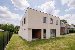 Binnenkort te koop: naar eigen smaak af te werken nieuwbouwwoning in Mariakerke<br /><br />Ligging<br /><br />De woning is gelegen op een perceel van 445 m² in een bijzonder gegeerde woonomgeving, op korte afstand van het centrum van Gent. Dankzij de uitstekende ligging bevinden winkels, scholen, openbaar vervoer,... zich op wandel- of fietsafstand. Bovendien geniet u van een vlotte verbinding naar de belangrijkste invalswegen en autostrades.<br /><br />Indeling<br /><br />Via de inkomhal komt u terecht in de ruime leefruimte met open keuken. Dankzij de grote raampartijen geniet deze ruimte van veel natuurlijk licht en een aangenaam contact met de oostgerichte tuin en het terras.<br />Verder beschikt het gelijkvloers over een apart gastentoilet en een inpandige garage. Voor de woning is bovendien een private parkeerplaats voorzien.<br />Op de verdieping bevinden zich drie volwaardige slaapkamers, twee badkamers en een apart toilet. <br /><br />De woning wordt casco opgeleverd, waardoor u de volledige afwerking zelf kunt bepalen en uw toekomstige thuis volledig kunt inrichten volgens uw eigen stijl, wensen en budget.<br /><br />Deze verkoop valt onder 12% registratierechten, niet onderworpen aan BTW<br /><br /><br />Troeven<br /><br />Gegeerde ligging<br />3 volwaardige slaapkamers<br />2 badkamers<br />Ruime tuin<br />Vrije keuze van afwerking en materialen<br /><br />Een unieke opportuniteit voor wie een energiezuinige nieuwbouwwoning volledig naar eigen smaak wil afwerken op een uitstekende locatie nabij Gent.<br /><br />Wenst u meer informatie? Contacteer Arthur via arthur@immodavinci.be of 0473 90 90 94