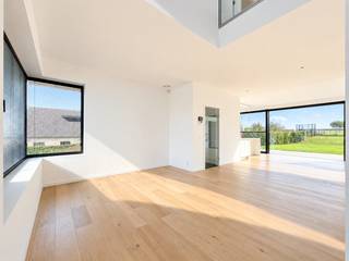 <strong>STIJLVOLLE RECENTE WONING</strong> met een uitstekend <strong>EPC VAN SLECHTS 27 kWh/m² (LABEL A), 8 ZONNEPANELEN</strong>, hoogwaardige afwerking, <strong>MODERNE TECHNIEKEN </strong>en prachtig zicht op de omliggende velden. Deze eigentijdse woning werd gebouwd in 2021 en combineert hedendaagse architectuur met een hoog wooncomfort. Met een<strong> BEWOONBARE OPPERVLAKTE VAN CA. 214 M²</strong> biedt de woning ruime, lichtrijke leefruimtes en een verzorgde afwerking met aandacht voor kwaliteit en detail. De <strong>OPEN INGERICHTE KEUKEN</strong> <strong>MET SMEG-TOESTELLEN </strong>sluit mooi aan op de leefruimte. Verder beschikt de woning over 2 RUIME SLAAPKAMERS MET MOGELIJKHEID TOT EEN DERDE SLAAPKAMER en een moderne badkamer. Ook op technisch vlak werd niets aan het toeval overgelaten, met moderne installaties en een alarmsysteem. Een bijzondere troef is de <strong>VOLLEDIGE ONDERKELDERING MET PLAATS VOOR 2 WAGEN</strong>S en bijkomende praktische ruimte. Buiten geniet u van een <strong>PRACHTIG OPEN ZICHT OVER DE VELDEN</strong>, wat het landelijke karakter extra benadrukt. Een instapklare woning te koop in Zwalm waar architectuur, ruimte, comfort en een mooie ligging harmonieus samenkomen. <strong>VERKOOP ONDER REGISTRATIERECHTEN.</strong><br /><br />Adres: Hundelgemsebaan 109/2 - Zwalm<br /><br />P-score: A G-score :A; Geen renovatieverplichting; Bestuursmaatregelen in het maatregelenregister: Neen; Vrij bij akte.