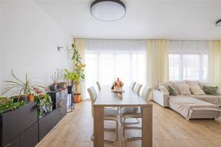 <p>Located in the Engelbert Van Arenbergstraat is this pleasant apartment on the second floor. Thanks to its excellent location near the Gent-Dampoort railway station, you enjoy an easy connection and stores, schools and other daily amenities are just a short distance away.</p><p>Through the entrance hall with practical storage space you enter the bright living space. The apartment has two bedrooms and a bathroom with bathtub and toilet.</p><p>This apartment is the ideal opportunity for those who want to live in an excellent location in Ghent, as well as for investors.</p><p>Curious about what this property has to offer you? Contact us to schedule a visit!</p>
