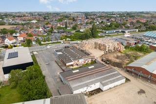 Bedrijfsgebouw op zichtlocatie nabij de op-en afrit van de E403, Roeselare-Tielt-Ardooie.<br /><br />Grondoppervlakte: ca. 5.874m²<br />Straatbreedte: ca. 55m<br /><br />* Bedrijfsgebouw vooraan:<br />- Oppervlakte: ca. 1.040m²<br />> Toonzaal/bureel vooraan: ca. 50m²<br />> Loods: ca. 986m² waarvan ca. 193m² burelen/vergaderzaal, sanitair en berging<br />- Bouwjaar bedrijfsgebouw: vermoedelijk jaren '80<br />- Bouwjaar woning: vermoedelijk jaren '80<br />- Hoogte loods: ca. 4,25 tot 5,25m<br />- Poorten: op de voorzijde 2 poorten van ca. 3,5x3,5m en 1 poort op zijgevel van ca. 4,6mBx4,3mH<br />- Betonvloer<br />- Metalen dakgebinte met lichtkoepels<br />- 3x220V<br /><br />* Vrijstaand recent kantoor van ca. 36m²<br /><br />* Bedrijfsgebouw achteraan:<br />- Oppervlakte: ca. 1.130m²<br />> Loods: ca. 993m²<br />> Bureel gelijkvloers: ca. 37m²<br />> Dienstenruimtes gelijkvloers: ca. 32m² - voorzien van 2 douches, 2 toiletten<br />> Burelen/vergaderzalen op verdiep: ca. 150m²<br />- Bouwjaar: ca. 1995-1996<br />- Hoogte: ca. 3,3 tot 3.6m over ca. 8m - ca. 3,6m tot 6,35m over ca. 23m<br />- Poort: ca. 5mBx4,1mH<br />- Gepolierde betonvloer<br />- Lichtstraten<br />- Geïsoleerd<br /><br />Gelegen in zone voor ambachtelijke bedrijven en KMO's volgens het gewestplan.<br /><br />Bent u op zoek naar bedrijfsvastgoed bestaande uit een bedrijfsgebouw te huur in Ardooie? Aarzel dan niet om ons te contacteren op het nummer 051 21 22 23.<br /><br />Bestuursmaatregelen in het maatregelenregister: nee