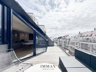 Deze ruime en lichtrijke duplex is ideaal gelegen op wandelafstand van het centrum van Knokke en de populaire Lippenslaan.Op de benedenverdieping...