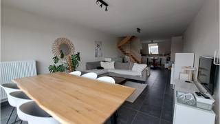 Recent <strong>Duplex-appartement </strong>met <strong>3 slaapkamers</strong>, <strong>TERRAS </strong>en <strong>AUTOSTANDPLAATS </strong>op een zeer interessante ligging vlakbij het centrum van <strong>ZEDELGEM </strong>en op wandelafstand van winkels ( 3 supermarkten ), 2 bankkantoren en enkele horecazaken.<br />Ideaal voor wie op zoek is naar een recente en <strong>energiezuinige woongelegenheid</strong> met <strong>kwalitatieve afwerking </strong>en <strong>hoog comfortniveau!</strong><br />+ Energielabel A! <br />+ Lift aanwezig!<br />+ Goede mobiscore 7,9 op 10!<br /><br />Omvat een inkom; ruime en lichtrijke living met ingerichte open keuken, berging, 3 slaapkamers, badkamer met ligbad en inloopdouche, een afzonderlijk toilet op beide verdiepingen, gemeenschappelijke kelder, gemeenschappelijke fietsenberging en een ondergrondse autostandplaats. <br />Kosten : + 75 euro / maand Voorschot syndic<br />#leukwonen #zedelgem<br /><br />Beschikbaar 1 december 2026