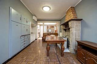 <p><span>Gezinswoning met twee slaapkamers en tuin in een rustige buurt</span></p><p><span> </span></p><p><span>Op zoek naar een woning op een uitstekende locatie die je volledig naar eigen smaak kan opfrissen? Deze leuke gezinswoning in de Jozef Van Esschestraat biedt heel wat mogelijkheden! De woning geniet van een zeer goede ligging, net op de rand tussen Sint-Katelijne-Waver en Mechelen. Scholen, winkels en openbaar vervoer zijn allemaal op enkele honderden meters van de woning te vinden. Op slechts 10 minuten staat u met de fiets op de Grote Markt van Mechelen en op de Markt van Sint-Katelijne-Waver. Voor wie pendelt naar het werk zijn beide Mechelse stations vlot bereikbaar. Met de wagen staat u via de Tangent of de R6 in enkele minuten op de E19 Antwerpen/Brussel. Een geschikte locatie voor iedereen! </span></p><p><span> </span></p><p><span>De leeftijd van de woning geeft niet weer in welke uitstekende staat het pand zich bevindt. Bovendien werden er door de jaren heen ook enkele nuttige investeringen gedaan. Zo werd in 2020 een nieuwe gasketel gemonteerd en beschikt de woning over maar liefst drie lucht/lucht warmtepompen. Om deze warmtepompen zo efficiënt mogelijk te laten draaien kozen de eigenaars er voor om in 2023 zonnepanelen te plaatsen. Heel wat bruikbare investeringen voor de toekomst van de woning.</span></p><p><span> </span></p><p><span>Indeling:</span></p><p><span>Gelijkvloers</span></p><p><span>-Grote open leefruimte</span></p><p><span>-Keuken + bijkeuken</span></p><p><span>-Badkamer</span></p><p><span>-Aparte wc</span></p><p><span>-Berging</span></p><p><span>-Tuin</span></p><p><span> </span></p><p><span>Eerste verdieping</span></p><p><span>-Slaapkamer 1</span></p><p><span>-Slaapkamer 2</span></p><p><span> </span></p><p><span>Troeven:</span></p><p><span>-Rustige en centrale locatie</span></p><p><span>-Mogelijkheden tot het eigen maken van de woning</span></p><p><span>-Geen renovatieverplichting</span></p><p><span>-Zonnepanelen</span></p><p><span> </span></p><p><span>Ben jij geïnteresseerd in deze woning met twee slaapkamers in Sint-Katelijne-Waver, ben je op zoek naar ander vastgoed of wens je de waarde van jouw eigendom te kennen? Dan ben je bij BOLT immo aan het juiste adres! Wij helpen jou graag verder.</span><span> </span></p><p><span> </span></p><p><span> </span></p><p><span> </span></p>