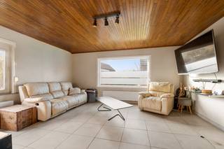 Rustig en aangenaam gelegen bungalow, grote tuin. <br /><br />INDELING: inkom, gezellige grote lichtrijke leefruimte, open geïnstalleerde keuken, nachthal, 3 slaapkamers, toilet, wasruimte, garage met elektrische poort. <br />Grote tuin van meer dan 10 are met terras, schuur en kippenren. Meerdere parkeerplaatsen voor het huis. <br /><br />TROEVEN: gasverwarming, houtkachel, zonnepanelen, regenwatertank, rolluiken, PVC dubbel glas (behalve 3 ramen). EPC C. Energiezuinig huis – direct instapklaar! <br /><br />Bezoek na afspraak met Immo Beguin: aurelie@immobeguin.be