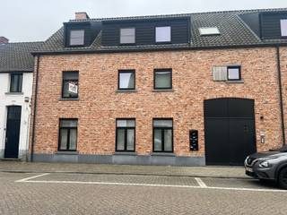 Instapklaar semi-bemeubeld appartement met 2 slaapkamers, terras, ondergrondse parkeerplaats en ruime kelderberging.De indeling is als volgt:Inkomhal...