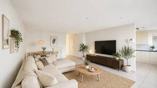 Groot appartement op de gelijkvloerse verdieping van een verzorgd gebouw in het dorp van Westkapelle, op fietsafstand van het centrum van Knokke. Een mooi en breed appartement voorzien van 2 ruime slaapkamers en een heerlijk zonneterras. <br /><br />In de leefruimte en de keuken kunt u genieten van veel licht dankzij de mooie gevelbreedte van ca. 8 meter. Dit is vrij uitzonderlijk en zorgt voor een aangename sfeer en een absoluut gevoel van ruimte. <br /><br />Recent gebouw (2002°) en geen energiezorgen dankzij het energielabel B. <br /><br />Indeling: inkom met een ingebouwde vestiaire en apart toilet, een ruime en brede woonkamer met aansluitend een volledig ingerichte keuken. De keuken zit netjes weggestoken maar behoudt toch een leuke connectie met de leefruimte. Naast de keuken nog een vrij ruime berging/wasplaats. Aan de achterkant zijn er 2 grote slaapkamers (met rolluiken) die allebei toegang verschaffen naar een zuidgericht terras. Het terras is ruim, zonnig en beschikt over een handig poortje die uitgeeft op de achterliggende fietsenberging. Verder nog een ruime badkamer met zowel een ligbad als douche. <br /><br />Prijs/kwaliteit een zeer mooi appartement op grondgebied Knokke-Heist.<br /><br />Bezoeken of meer informatie? <br />Contacteer Willem Cauwels op tel. 050/89.27.70.