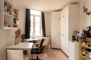 <p><span>GENT - Ottergemsesteenweg - Ben je op zoek naar een toffe studentenkamer te huur in Gent? Lees dan snel even verder.</span></p><p><span> </span></p><p><span>De voornaamste troeven:</span></p><ul><li><span>Lichtrijke studentenkamer</span></li><li><span>Gunstig gelegen, nabij Gent-Sint-Pietersstation</span></li><li><span>Vlotte bereikbaarheid met openbaar vervoer</span></li><li><span>Inclusief verbruik EGW + internet</span></li></ul><p><span> </span></p><p><span>Indeling:</span></p><p><span>Het gaat om een privatieve studentenkamer inclusief basismeubilair (bed met lattenbodem, excl. matras, bureau, bureaustoel). </span></p><p><span>Binnen het studentenhuis is er een gemeenschappelijke keuken, twee gemeenschappelijke toiletten, twee gemeenschappelijke douches en een fietsenberging. </span></p><p><span> </span></p><p><span>Belangrijke informatie:</span></p><p><span>Beschikbaar vanaf: 01/10/2026</span></p><p><span>Huurprijs: 640 euro/maand, inclusief EGW (elektriciteit, gas en water) + internet. ENKEL STUDENTEN!</span></p><p><span> </span></p><p><span>Interesse in deze leuke studentenkamer? Vraag dan snel jouw bezoek aan via www.axellenaerts.be!</span></p><p><span> </span></p>