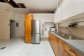 <p><strong>Deze rustige straat ligt nabij </strong>de groene omgeving van "’t Dokske”, een opkomende buurt waar wonen, groene pleintjes, haven en industrie samenvloeien en daardoor vooral jongere koppels aantrekt. Het is ideaal gelegen in de nabijheid van belangrijke invalswegen, het openbaar vervoer, scholen en verschillende parken. Via de fietsbrug bent u op vijf minuutjes van Park Spoor Noord.</p><p><br /></p><p><strong>De indeling van de woning bestaat uit </strong>een inkomhal - een garage - een ruime polyvalente ruimte die nu dienst doet als keuken - apart toilet - een extra compacte keuken met aansluitend een dakterras - een lichtrijke eetkamer - een living - een badkamer - een zeer ruime slaapkamer en een tweede kleine slaapkamer dat ook geschikt kan zijn als bureau.</p><p><br /></p><p><strong>Troeven:</strong> - renovatiepotentieel - garage - dakterras</p>