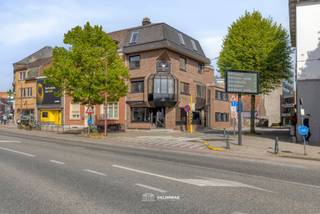 VALIMMAS verkoopt deze perfect gelegen handelswoning met terras en bijgebouw/garage in het volle centrum, langsheen de steenweg N9...