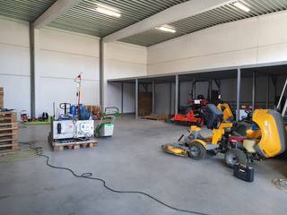 Situé au centre de Moorslede, cet entrepôt récent d'environ 251 m² avec une mezzanine d'environ 75 m² est à louer.Spécifications :- sol en béton...