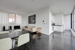 <p><strong>Penthouse met 2-slaapkamers en royaal dakterras </strong></p>
<p>Op zoek naar een modern en instapklaar twee-slaapkamerappartement op een uitstekende locatie? <br />Dit appartement op de vijfde verdieping werd in 2018 volledig gerenoveerd en is beslist een bezoek waard.</p>
<p>Dit appartement, vlakbij de bruisende Meir en midden in het hart van Antwerpen, biedt een absolute toplocatie. Met theaters, bioscopen, winkels, musea en het Centraal Station op wandelafstand, bevindt u zich werkelijk te midden van het stadsleven.</p>
<p>De lichtrijke leefruimte vormt het kloppend hart van het appartement en straalt meteen een gevoel van ruimte en rust uit. De grote ramen langs de volledige gevel zorgen niet alleen voor een overvloed aan natuurlijk licht, maar bieden ook een prachtig uitzicht over de stad. De open indeling verbindt de leefruimte en keuken op een harmonieuze manier, waardoor een moderne en luchtige sfeer ontstaat. De woonkamer is ingericht met een neutraal kleurenpalet en sluit perfect aan op de strakke, volledig uitgeruste keuken. Dankzij het riante terras van ca. 22m2, bereikbaar via de schuiframen, geniet u naadloos van zowel binnen- als buitenleven. Kortom: een uitnodigende en functionele leefomgeving die comfort en esthetiek moeiteloos combineert.</p>
<p>Via de inkomhal heeft u toegang tot de twee slaapkamers en badkamer voorzien van een ruime lavabo en ligbad.</p>
<p>Tot slot beschikt het appartement over een praktische private berging in de kelder.</p>
<p>Kortom: de ideale woonst voor wie op zoek is naar stijlvol, duurzaam en zorgeloos wonen op een toplocatie!<br /><br />Momenteel verhuurd.</p>
<p><strong>Interesse? Contacteer LISTED vandaag nog voor een bezoek: +32 3 283 51 51.</strong></p>