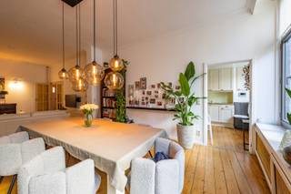 <p><strong>Uniek opbrengsteigendom met 3 verhuurde appartementen in hartje Lier</strong></p>
<p>In het historische centrum van Lier, in de schaduw van de Sint-Gummaruskerk, bevindt zich dit <strong>uitzonderlijke opbrengsteigendom</strong> bestaande uit <strong>drie verhuurde appartementen</strong>. Het pand maakt deel uit van een gebouw met een <strong>prachtige historische klokgevel</strong>, wat zorgt voor een authentieke uitstraling en een blijvende meerwaarde.</p>
<p>Dankzij de <strong>centrale ligging</strong> genieten de appartementen van een sterke verhuurbaarheid: winkels, horeca, openbaar vervoer en culturele trekpleisters bevinden zich in de onmiddellijke nabijheid. Deze toplocatie maakt het eigendom bijzonder interessant voor investeerders die op zoek zijn naar <strong>stabiele en duurzame huuropbrengsten</strong>.</p>
<p>Het gebouw combineert <strong>historische charme</strong> ( hoge plafonds, houten vloeren,... in de appartementen op 1e en 2eV) met hedendaags wooncomfort. Elk appartement is afzonderlijk verhuurd, wat zorgt voor een gespreid risico en een aantrekkelijk rendement. Dit pand vormt dan ook een <strong>zorgeloze investering</strong> in een van de meest gegeerde stadsdelen van Lier.<br /><br />Het gebouw is opgenomen in de inventaris vastgesteld bouwkundig erfgoed waardoor de <strong>renovatieplicht niet van toepassing</strong> is.<br /><br />INDELING:<br />Appartement 1eV : Zeer grote living, 2 volwaardige slaapkamers en terras. Opp 104m² - EPC 338 (Label D). Simulatie gesloten bebouwing: 214 (Label C)<br />Appartement 2eV : Zeer grote living en 2 volwaardige slaapkamers. Opp 104m² - EPC 455 (Label E). Simulatie gesloten bebouwing 328 (Label D)<br />Appartement 3eV: dakappartement met open lay-out en slaapmezannine, terras. Opp 73m² - EPC 341 (Label D)<br />De 3 appartementen zijn met de lift bereikbaar.<br /><br />Zowel EPC-verslagen als simulatie bij gesloten bebouwing zijn beschikbaar voor de beide appartement op 1eV en 2eV.</p>
<p><strong>Troeven op een rij:</strong></p>
<ul>
<li>Opbrengsteigendom met 3 verhuurde appartementen</li>
<li>Gelegen in het historische centrum van Lier</li>
<li>Nabij de Sint-Gummaruskerk</li>
<li>Gebouw met karaktervolle, historische gevel</li>
<li>Sterke verhuurbaarheid en interessant investeringspotentieel</li>
</ul>
<p>Een zeldzame kans om te investeren in vastgoed met karakter, locatie én rendement.</p>