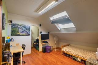 Zéér gunstig gelegen zeer ruime woning op 320m2 bestaande uit: -1: KELDER; GLVL: een zij-inkom, winkelruimte (mogelijk garage), een hobbyruimte of atelier 100m2, een 2e werkplaats/stockageruimte van 45m2 met lichtkoepel, een wasplaats, apart toilet, een woonkamer met 2 lichtkoepels, een volledig modern ingerichte keuken en een traphall; 1eV: een nachthall, 2 ruime slaapkamers en een volledig ingerichte badkamer met toilet; 2eV: een nachthall, 3 ruime slaapkamers en een dressing; 3eV: ZOLDER. Het eigendom beschikt over een binnenkoer met gezellig terras. Deze voormalige handelswoning werd met vergunning herbestemd tot zuivere eengezinswoning met ruim atelier of hobbyruimte (mits bouwen van de binnenpatio en afbraak achterste bijgebouw). <br /><br />De woning is centraal gelegen in de hoofdstraat van Terhagen. Op wandelafstand van een school, enkele winkels en het openbaar vervoer. Er is voldoende parkeergelegenheid in de straat en/of omgeving. De woning is makkelijk bereikbaar op slechts 6 min. van de opritten E19 en A12 Antwerpen-Brussel.