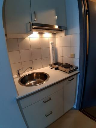 Instapklare studio in erkende studentenresidentie in de Hoogstraat, op slechts 10 min. wandelen van de Korenmarkt, 4e verdieping. Interessante...