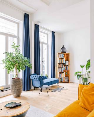 <p><span>GHENT INTERIOR - Triplex aux allures de loft avec terrasse exceptionnelle</span></p><p><span> </span></p><p><span>Pièce unique</span></p><p><span> </span></p><p><span>Cet exceptionnel appartement de deux chambres à coucher est situé au premier étage d'une belle demeure néoclassique, entièrement rénovée en 2023. Il est situé dans la Koningstraat : une rue calme au caractère résidentiel, à quelques pas du Patershol, du Vrijdagsmarkt et du centre historique.</span></p><p><span> </span></p><p><span>Quelques atouts en bref : </span></p><ul><li><span>Entièrement prêt à emménager</span></li><li><span>Apparence luxueuse - style loft avec de hauts plafonds</span></li><li><span>Matériaux et finitions de haute qualité</span></li><li><span>Deux chambres à coucher de taille normale</span></li><li><span>Espace extérieur agréable</span></li></ul><p><span> </span></p><p><span>Cette opportunité unique comprend une cuisine lumineuse avec salle à manger et accès à la terrasse ensoleillée, ainsi que des toilettes séparées pour les invités. L'escalier élégant mène au salon spacieux avec de hauts plafonds, beaucoup de lumière et des vibrations de loft distinctes. En outre, la propriété dispose d'un hall de nuit avec un espace de rangement supplémentaire, un deuxième WC, une salle de bain avec douche à l'italienne et lavabo et deux chambres spacieuses</span></p>