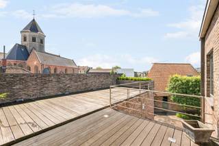 <p>Unieke combinatie van wonen en werken in het hart van Sint-Eloois-Vijve!<br /><br />Topgelegen handelspand (vroegere slagerij) met bovenliggende woonst, garage met uitweg, vlakbij de Leie.<br /><br />Indeling handelsgedeelte: aan de voorzijde bevindt zich op heden een volledig uitgeruste slagerij met stijlvolle winkelruimte. Aansluitend zijn er meerdere atelier- en werkruimtes voorzien. Achteraan op het gelijkvloers bevinden zich een extra keuken, een salon en diverse praktische bergruimtes. Veel potentieel voor allerhande (bedrijfs)doeleinden!<br /><br />Verder beschikt het pand over een ruime garage, een zijdoorgang naar de binnentuin en voldoende parkeergelegenheid zowel aan de voor- als achterkant van het pand.<br /><br />Indeling woonst: via een aparte inkom bereikt u het woongedeelte met een bewoonbare oppervlakte van ca. 250 m². De woonst omvat een royale en lichtrijke leefruimte, een volledig uitgeruste open keuken, 4 volwaardige slaapkamers, een stijlvolle badkamer en een prachtig zonneterras van meer dan 40 m² met zicht op de Leie. <br /><br />Dankzij de afzonderlijke ingang en aparte elektriciteitstellers kan de woonst perfect apart verhuurd worden.<br /><br />TROEVEN:<br /><br />- Unieke combinatie van handelszaak en ruime privéwoonst<br />- Commerciële ligging<br />- Ruim woongedeelte van ca. 250 m²<br />- 4 volwaardige slaapkamers<br />- Groot zonneterras van meer dan 40 m²<br />- Aparte toegang en aparte tellers voor handelszaak en woonst<br />- Garage, binnentuin en extra bergruimtes<br />- Centrale verwarming op aardgas<br />- Regenwaterrecuperatie (2 x 7.500 liter)<br />- Vijver met filterinstallatie<br />- Hoogwaardige afwerking met maatwerkkasten<br /><br />Kortom, een uitzonderlijke opportuniteit voor wie wonen en ondernemen wil combineren.<br /><br />Meer info of een bezoek? Neem gerust contact met ons op: charlotte@immobeguin.be</p>