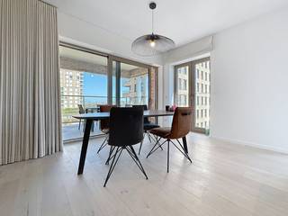 In de prestigieuze Residentie O’Sea te Oostende komt een luxueus en instapklaar 2-slaapkamer appartement beschikbaar. Dit appartement onderscheidt zich door zijn hoogwaardige afwerking, uitzonderlijke indeling en adembenemend uit/verzicht.Indeling en troeven van het appartement:-Uitnodigende inkomhal die een stijlvolle eerste indruk geeft.-Apart toilet en handige berging(met wasmachine aansluiting)-Slaapkamer 1 (voorzien van ingemaakte kasten)-badkamer 1 (moderne inloopdouche).-gezellige leefruimte-open keuken met ingebouwde toestellen en keukeneiland-Groot, luxueus terras met panoramisch uitzicht -Slaapkamer 2 eveneens met ingemaakte kasten-badkamer 2 met ligbad en groot lavabo meubel-Ondergronds: autostaanplaats met laadpunt én een privé berging.Residentie O’Sea staat voor moderne architectuur, kwaliteit en een unieke ligging. Hier woont u op wandelafstand van het strand, winkels en openbaar vervoer, met alle luxe en comfort binnen handbereik.Dit appartement is volledig instapklaar: geschilderd, voorzien van stijlvolle verlichting en afgewerkt met oog voor detail. Ben je geïnteresseerd in dit pand te huur in Oostende? Ga naar de website www.dewaele.com, klik op het pand dat je wenst te huren. Via de rode knop "vraag je bezoek aan" vragen we u kort een profiel in te vullen. Daarna nemen we contact op voor een bezoek. Telefonisch kunnen er geen afspraken gemaakt worden. Bezoek aanvragen