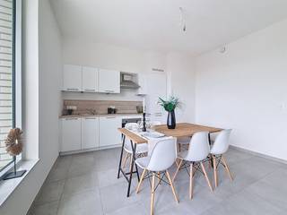 <p><span>KNAP APP. MET 2 SLKS + TERRAS OP EEN TOPLOCATIE IN ANTWERPEN</span></p><p><span> </span></p><p><span>In de residentiële wijk Zurenborg in het zuidoosten van de stad Antwerpen treffen wij residentie Plantin Moretus aan. De buurt staat gekend om de statige huizen, de gezellige pleinen en haar prachtige architectuur. Tevens bevinden wij ons nabij het Stadspark, het centraal station, het bruisende stadscentrum met diverse horecagelegenheden, lokale handelaars, de Antwerpse Zoo, De Groenplaats, De Meir, ... Kortom een stadswoning op een ware A-locatie met alle voorzieningen binnen handbereik!</span></p><p><span> </span></p><p><span>Toegekomen aan de residentie nemen wij de lift naar de eerste verdieping. Hier ontdekken wij een comfortabel &amp; lichtrijk appartement. Het appartement beschikt over een inkomhal die ons toegang geeft tot enerzijds het gastentoilet en anderzijds de ruime leefruimte bestaande uit een eethoek, een zithoek en een volledig uitgeruste keuken. Een enorme troef aan het appartement is de toegang tot het terras via de leefruimte. Via zowel de leefruimte als de inkomhal krijgen wij toegang tot de nachthal die ons naar de twee slaapkamers, de badkamer en de berging/wasplaats brengt. </span></p><p><span> </span></p><p><span>Troeven:</span></p><p><span>- A-locatie</span></p><p><span>- Gloednieuw appartement</span></p><p><span>- Aanwezigheid van een terras</span></p><p><span>- Parkeergelegenheid voor wagen en fiets<br />*Mogelijkheid tot het huren van een parkeerplaats, 125,00 euro/maand + berging 25,00 euro/maand<br /><br /></span></p><p><span>Interesse om de eerste bewoner te worden van dit knap tweeslaapkamerappartement op een absolute A-locatie? Vraag dan snel een bezoek aan via volgende link: <span>https://yourent.pillar.estate/plantin-moretus</span></span></p><p><span><br />Bijkomende vragen? Neem contact op met Pillar Estate via <span>info@pillar.estate</span></span><span> of contacteer ons op het nummer 033 695 695.</span></p><p><span>*Deze gegevens zijn louter ter informatieve titel. De vermelde oppervlaktes zijn slechts een indicatie. Pillar kan niet verantwoordelijk gesteld worden voor de juistheid van de aan haar verstrekte gegevens. </span></p><p><span> </span></p>