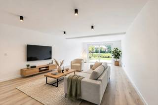 Welkom in Erembodegem, in het nieuwbouwproject aan de Brusselbaan 47. Het gebouw telt acht appartementen en beschikt over een lift en een fietsenstalling. De ligging is praktisch: de bushalte van De Lijn ligt voor de deur, het station van Erembodegem is op enkele minuten en de oprit van de E40 is vlakbij. Scholen, winkels en andere voorzieningen vind je in de buurt, en het centrum van Aalst bereik je snel.Het aanbod is gevarieerd. Er zijn appartementen met 1, 2 en 3 slaapkamers, van ca. 57 m² tot ca. 141 m², en elk appartement heeft een eigen indeling en een eigen buitenruimte. Op het gelijkvloers horen een terras en een private tuin bij de woning, op de verdiepingen een terras. De twee duplexen op de bovenste verdiepingen verdelen hun leefruimte en slaapkamers over twee niveaus. Parkeren kan op een staanplaats of in een garage, die je apart bij je appartement koopt.Het comfort is up-to-date. Alle appartementen worden gebouwd met de nieuwste technieken voor isolatie, ventilatie en energiezuinigheid, zodat het binnenklimaat het hele jaar aangenaam blijft en je energieverbruik laag is. De keuken richt je zelf in, met een budget van 15.000 excl. btw. Zo kies je zelf de stijl en de toestellen.Interesse in een van de appartementen? Vraag meer informatie aan, dan overlopen we samen de mogelijkheden en de prijzen.Aankoop aan 6% btw mogelijk.Sommige beelden werden met AI bewerkt en zijn louter informatief.