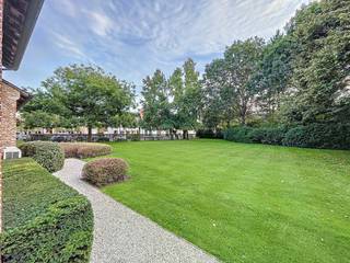 LiggingDit exclusieve kantoor in het hart van Sint-Martens-Latem biedt een absolute toplocatie voor wie zichtbaarheid, uitstraling en bereikbaarheid...