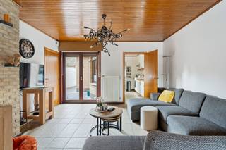 Op de benedenverdieping bevinden zich de woonkamer met aansluitend een ruime keuken, de badkamer en het bureau. Al deze ruimtes kijken uit op de tuin of het terras. Op de eerste verdieping zijn er drie slaapkamers, twee aan de voorkant van de woning en achteraan één grote met zicht op de tuin. De zolder kan perfect dienen als opbergruimte . Verder omvat de woning een inpandige garage en een extra groot tuinhuis/atelier. De uitstekende locatie zorgt er voor dat u op 5 minuutjes rijden van de R4 bent en op 10 minuten in de stad bent. <br />Voor meer info of een bezichtiging contacteer Benedicte: 0493/619 889 of Benedicte@flameestate.be