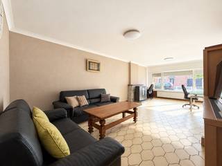 Ruime woning met 5 SLAAPKAMERS, DIEPLOPENDE TUIN en PRACHTIG ZICHT OP DE WEILANDEN. HOOGRENDEMENTSBEGLAZING en DAKISOLATIE zijn extra troeven op energiezuinigheid. Via de inkomhal bereik je de gezellige eetplaats en het salon, gevolgd door een ingerichte keuken met ruime eetplaats. Verder beschikt het gelijkvloers over een praktische berging, wasplaats en kelder. Op de eerste verdieping bevinden zich 3 slaapkamers en een ingerichte badkamer. Via een VASTE TRAP bereik je de ingerichte zolderverdieping met een polyvalente ruimte met mezzanine en 2 EXTRA SLAAPKAMERS. Buiten geniet je volop van de diepe tuin en het rustgevende uitzicht op de LANDELIJKE OMGEVING. Dankzij de ligging OP WANDELAFSTAND VAN HET CENTRUM, SCHOLEN EN WINKELS is dit een ruime gezinswoning met veel mogelijkheden op een vlot bereikbare locatie.<br /><br />Adres: Meerbeekstraat 104 te Brakel<br /><br />Geen renovatieplicht; P-score: D, G-score: D; Bestuursmaatregelen in maatregelenregister: neen; Vrij bij akte.