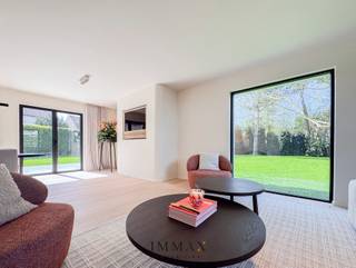 Deze prachtige en zeer mooi afgewerkte villa bevindt zich in een rustige en gegeerde villawijk en biedt een ideale combinatie van comfort, ruimte en privacy.<br />De woning werd recent gerenoveerd met oog voor kwaliteit, hedendaags wooncomfort, en luxe. De lichtrijke leefruimte geniet van een optimale oriëntatie en geeft rechtstreeks uit op het zonnige terras en de uitzonderlijk ruime tuin — een zeldzame troef die meteen een gevoel van rust en vrijheid creëert. <br /><br />De volledig uitgeruste keuken sluit naadloos aan op de leefruimte en is praktisch ingericht. Aansluitend bevinden zich de garage en extra bergruimte, wat het dagelijks comfort aanzienlijk verhoogt. <br />Op de verdieping zijn er vier volwaardige slaapkamers en drie badkamers met douche, waaronder een master bedroom met een ensuite badkamer, aangevuld met een aparte douchekamer. Dit zorgt voor extra gemak en flexibiliteit voor zowel gezin als gasten. <br /><br />De tuin vormt zonder twijfel één van de absolute troeven van deze eigendom: ruim, perfect georiënteerd en met maximale privacy. Bovendien zijn er reeds voorzieningen getroffen voor verdere invulling, zoals de aanleg van een zwembad of een mogelijke uitbreiding, wat het potentieel van deze woning extra onderstreept.<br />Kortom, een ideale opportuniteit voor wie op zoek is naar een unieke villa met hoogwaardige afwerking, gelegen in alle rust en met een uitzonderlijke buitenruimte.<br /><br />Aarzel niet om ons te contacteren voor meer informatie: tel. : 050 62 44 14 of via knokke@immax.be