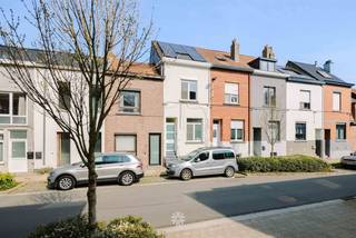 <p><span>GENT - Instapklare woning met drie slaapkamers en gezellig koertje in leuke buurt!</span></p><p><span> </span></p><p><span>Gelegen in de Muilaardstraat vindt u deze instapklare, lichtrijke woning met drie slaapkamers. Nabij invalswegen, openbaar vervoer met vlotte verbindingen richting centrum van Gent</span></p><p><span> </span></p><p><span>Troeven</span></p><ul><li><span>Moderne, gerenoveerde woning met drie slaapkamers</span></li><li><span>Sfeervolle koer</span></li><li><span>Grote droge kelder</span></li><li><span>Gunstig EPC,elektriciteit conform en geen asbest aanwezig</span></li><li><span>Ingemaakte kasten in de kamers</span></li><li><span>Ruime badkamer met ligbad en douche</span></li><li><span>Ideaal zowel als investering als eigen bewoning</span></li></ul><p><span> </span></p><p><span>Indeling:</span></p><p><span>De woning verwelkomt je in een lichtrijke inkomhal, aparte keuken voorzien van alle comfort, open en lichtrijke leefruimte met toegang tot het koertje. </span></p><p><span>Op de eerste verdieping bevindt zich de eerste slaapkamer met ingewerkte kasten en ruime badkamer met douche en bad. Daarnaast is er op het verdiep een apart toilet. </span></p><p><span>Op de tweede verdieping bevinden zich nog twee extra slaapkamers voorzien van airco en ingewerkte kast. </span></p><p><span> </span></p><p><span>Belangrijk: </span></p><p><span>EPC : 186kWh/m2 Jaar</span></p><p><span>Richtprijs: 445.000 euro</span></p><p><span> </span></p><p><span>Neem contact op met Axel Lenaerts Makelaars voor een bezoek: hannelore@axellenaerts.be of 09/245 24 24</span></p><p><span> </span></p>