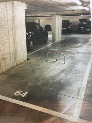 Place de parking dans un garage fermé à Sint-Jans-Molenbeek. Avec une grande entrée (portail) à l'avenue Edouard Benes 197. Toujours accessible...