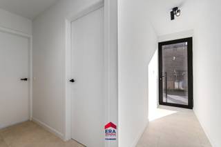 <strong>Prachtig ruim appartement met 2 slaapkamers en terras.<br />Residentie De Admiraliteit:</strong> Wonen in midden <strong><em>in het centrum, groen en rustig gelegen</em></strong> in een binnengebied aan een <strong><em>verkeersvrij</em></strong> park.
<p>In het kerngebied van Lommel, tussen de Hees, Hezerpad, Nachtegaalstraat en Vreyshorring realiseert Aristas een prachtig woonproject &quot;Residentie De Admiraliteit&quot;.</p>
<p>Dit eigentijds woningbouwproject bestaat uit <strong><em>24 appartementen</em></strong>, steeds met ruime terrassen of tuinen en voorzien van ondergrondse parkeerplaatsen en bergingen.</p>
<ul><li>Prachtige locatie: rustig, in het groen én in het centrum</li><li>Eigentijdse architectuur</li><li>Zonnepanelen &amp; warmtepomp</li><li>BEN-woningen &amp; appartementen</li><li>E-peil kleiner of gelijk aan 30</li><li>2 slaapkamers</li><li>Terras</li></ul>
<p>De residentie is voorzien van:</p>
<p>· Gemeenschappelijke ontspanningsruimte van 60m²</p>
<p>· Ondergrondse parkings</p>
<p>· Ondergrondse fietsenstalling<br /> </p>
<p>Aankoop onder BTW-stelsel &amp; Wet Breyne: 12% op de grondwaarde &amp; 21% op het constructie-aandeel.<br /><br />Graag meer informatie over dit prachtig project?</p>
<p>Maak een afspraak via 011 550 440 of info@eratournier.be</p>