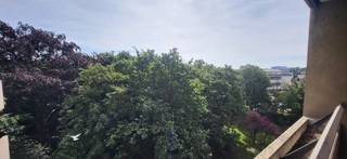Totale oppervlakte van het appartement: 126m² + terras van 26m².<br />Het appartement bevind zich op de 6<sup>e</sup> verdieping van Residentie Hertogenpark. Dit appartement is werkelijk aan een totale renovatie toe.<br />In bijlage ziet u de <strong>foto’s van de bestaande toestand en enkele impressies van hoe het zou kunnen worden.</strong><br /><br />Zeer ruime inkomhal met vestiaire, gastentoilet en berging/wasplaats. Naar de woonkamer toe hebben wij eerst een momenteel half open keuken van 2.40m x 4.80m. Woon-eetkamer van 7.03m x 6.60m. Vanuit de woonkamer en de twee slaapkamers hebben wij toegang tot het terras van 26m².<br />Nachthal met toegang tot de twee slaapkamers. Een eerste logeerkamer van 5.28m x 2.20m met eigen douchekamer. Daarnaast hebben wij de hoofdslaapkamer in combinatie met een dressingruime en een badkamer.<br />Ondergronds bevind zich een ruime kelderberging van +/- 9m². Deze zit mee in de prijs vervat.<br /><br />Mogelijk om tot aankoop over te gaan van 2 ondergrondse autostaanplaatsen.<br />*Gunstige score: Appartement <strong>EPC 103</strong> kWh/m² jaar.  Is een <strong>B score!</strong><br /><br /><strong><u>Woordje uitleg over deze unieke Residentie:</u></strong><br /><strong><em>Residentie ‘Hertogenpark’</em></strong><em> of hoe wonen resideren wordt!<br /><br /><strong>Op 100 meter van de Jan Van Rijswijcklaan en in de Markgravebuurt bevindt zich deze hoogstaande Residentie ‘Hertogenpark’. Wonen met een hotelgevoel is hier de standaard. De royale inkomhal, die trouwens volledig vernieuwd werd maakt dit al van bij het binnenkomen van het gebouw duidelijk. Het gemeenschappelijke binnenzwembad en de aansluitende saunaruimte zorgen voor ontspanning, net als de lounge waar geregeld exposities en kleinschalige concerten plaatsvinden voor de liefhebbers.<br />Eveneens is er in de ondergrondse garage een ruime wasplaats voor de wagen! Ook het comfort van 2 conciërges is niet te onderschatten.<br />Ook een aparte ruimte waar koerierdiensten hun pakjes kunnen opbergen. Het gebouw wordt tot in de puntjes verzorgd en het afval wordt op elke verdieping gesorteerd en verzameld.<br />De mobiliteit is bovendien ideaal: vlakbij de invalswegen om vlot in en uit de stad te rijden, op wandelafstand van openbaar vervoer en met allerlei winkels op enkele stappen van het appartement.<br />De veiligheid, orde en netheid welke door de 2 conciërges dagelijks wordt opgevolgd en welke beurtelings van dienst zijn zorgen voor een rustige, sfeervolle en aangename bewoning.<br />De beveiligde ondergrondse parkings en de grote terrassen geven een perfecte samensmelting van luxe. Mensen die niet de zorg van een villa willen, maar wel de geborgen luxe van een residentieel appartement, vinden in de Residentie precies wat ze zoeken.</strong></em><br /> <br /> 