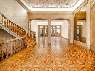 Gelegen nabij de Ter Kamerenabdij aan de Franklin Rooseveltlaan, gerenoveerde woning en achterhuis voor liefhebbers van karakter en mooie materialen van circa ± 700 m² bruto oppervlakte.<br /><br /><span>Atypisch, het biedt grote recepties, een mooie ingerichte keuken, vier slaapkamers met hun eigen badkamers en kasten. Op de begane grond is er een kantoor, een ideale set voor een vrij beroep of apart appartement (slaapkamer, douche, kleine keuken). Het achterhuis, verbonden met het hoofdgebouw door een aangename Italiaanse binnenplaats en door een gang, biedt een dubbele garage en een duplex service appartement.</span><br /><br /><span>Andere: talrijke kelders en twee parkeerplaatsen voor de deur.</span><br /><br /><span>De wijk Ter Kamerenabdij is een prachtige typisch Brusselse wijk, omringd door buurtwinkels. Het biedt gemakkelijke toegang tot het openbaar vervoer. Het ligt niet ver van het stadscentrum en de Louizalaan.</span><br /><br />Voor meer informatie, kunt u contact opnemen met <span>Grégoire Bryssinck op +32 (0) 493 51 29 00.</span>