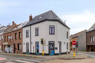 <p><span>Er zijn van die panden waar je meteen voelt dat het klopt. Dit is er zo een.</span></p>
<p><span>Paalstraat 148, een hoekpand in het centrum van Schoten, vlak op de commerciële as van de gemeente. De Paalstraat is de winkelstraat van Schoten en staat de komende jaren voor een flinke vernieuwing. De gemeente investeert in het centrum, waarbij de Paalstraat en het marktplein autoluwer, groener en aantrekkelijker worden ingericht, met meer ruimte voor voetgangers en fietsers.</span></p>
<p><span>En precies op die plek komt nu een commerciële ruimte van 79 m² te huur voor €1.250 per maand.</span></p>
<p><span>Maar goed, laten we eerst eens binnenstappen.</span></p>
<p><span>De gevel is wit bepleisterd, netjes en strak, en het pand springt meteen in het oog op de hoek van de straat. Grote ramen aan de straatkant zorgen voor veel lichtinval én een sterke zichtbaarheid vanaf de straat.</span></p>
<p><span>Zodra je de voordeur opent, begint het karakter van het pand meteen op te vallen. De vloer in de kantoor- of winkelruimte bestaat uit authentieke mozaïektegels in groen, creme en donkere tinten. Een bijzonder detail dat je niet vaak meer tegenkomt en de ruimte direct sfeer geeft.</span></p>
<p><span>De ruimte is licht, open en praktisch ingedeeld, met drie radiatoren, opbouwspots in het plafond, een ingebouwde houten kast met zes deuren, grote raampartijen en een houten opstap die de ruimte op een speelse manier verdeelt. Kantoor, praktijk, winkel of showroom? De ruimte laat zich makkelijk aanpassen aan verschillende invullingen.</span></p>
<p><span>Via de gang bereik je de verschillende ruimtes achterin het pand. Hier vind je onder andere een kapstok aan de wand en een lichtpunt aan het plafond.</span></p>
<p><span>Rechts bevindt zich de technische ruimte met een Vaillant gascondensatieketel, zekeringskast, internetaansluiting en drie verschuifbare zonweringen die al gemonteerd zijn.</span></p>
<p><span>Het aparte toilet is voorzien van een Duravit wastafel met inox kraan en een hangend monobloc toilet. Strak, verzorgd en functioneel.</span></p>
<p><span>Ook aan praktisch comfort is gedacht. De keuken achterin is volledig uitgerust met witte laminaat kasten met soft-close, een zwart werkblad, een zwarte Blanco spoelbak met thermostatkraan en drie ingebouwde Zanussi toestellen: een oven, koelkast met vriesvak en vaatwasmachine.</span></p>
<p><span>Dan is er nog de tweede ruimte aan de achterzijde van het pand. Dankzij de grote raampartij richting de zijstraat is ook deze ruimte aangenaam licht en veelzijdig inzetbaar. Denk aan extra werkplekken, een behandelruimte, vergaderruimte, ontvangstruimte of opslag. Dat bepaal jij.</span></p>
<p><span>Schoten is een groene gemeente ten noorden van Antwerpen met een goede verbinding richting de stad. Het centrum kent een actief lokaal handelsleven en wordt de komende jaren verder vernieuwd en vergroend.</span></p>
<p><span>Voor wie op zoek is naar een zichtbare en veelzijdige commerciële ruimte op een centrale locatie, biedt Paalstraat 148 heel wat mogelijkheden.</span></p>
<p><span>• 79 m²</span><br /><span>• EPC B</span><br /><span>• Hoekpand met grote raampartijen</span><br /><span>• Volledig uitgeruste keuken</span><br /><span>• Meerdere afzonderlijke ruimtes</span><br /><span>• Huurprijs: €1.250 per maand</span></p>
<p><span>Interesse? Voor meer informatie of om een bezoek in te plannen, surf naar </span><span>www.paalstraat148.be</span><span>.</span></p>