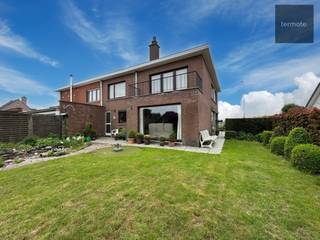 Wie op zoek is naar een stevige stevige woning met een mooie tuin, om naar eigen smaak verder te moderniseren is hier aan het juiste adres.<br />Met een bewoonbare oppervlakte van 213m² en zijn prima onderhouden staat biedt deze eigendom zeer veel mogelijkheden.<br />Het huis omvat :<br />* ruime inkomhal met vestiaire en gastentoilet<br />* lichtrijke leefruimte met open haard<br />* ruime aparte keuken<br />* droge kelder<br />* garage met geautomatiseerde poort en washoek<br />* badkamer met ligbad en toilet<br />* drie ruime slaapkamers<br />* bergkamer die kan omgevormd worden tot dressing/bureau/slaapkamer<br />* geïsoleerde zolder<br />Voor- en achteraan is de woning volledig omgeven door een prachtig aangelegde, zongerichte tuin met vijvertje, terras en moestuin met serre.<br />Maak nu uw afsprak om de vele mogelijkheden te ontdekken : angelo@immo-termote.be - 0497/429.446.