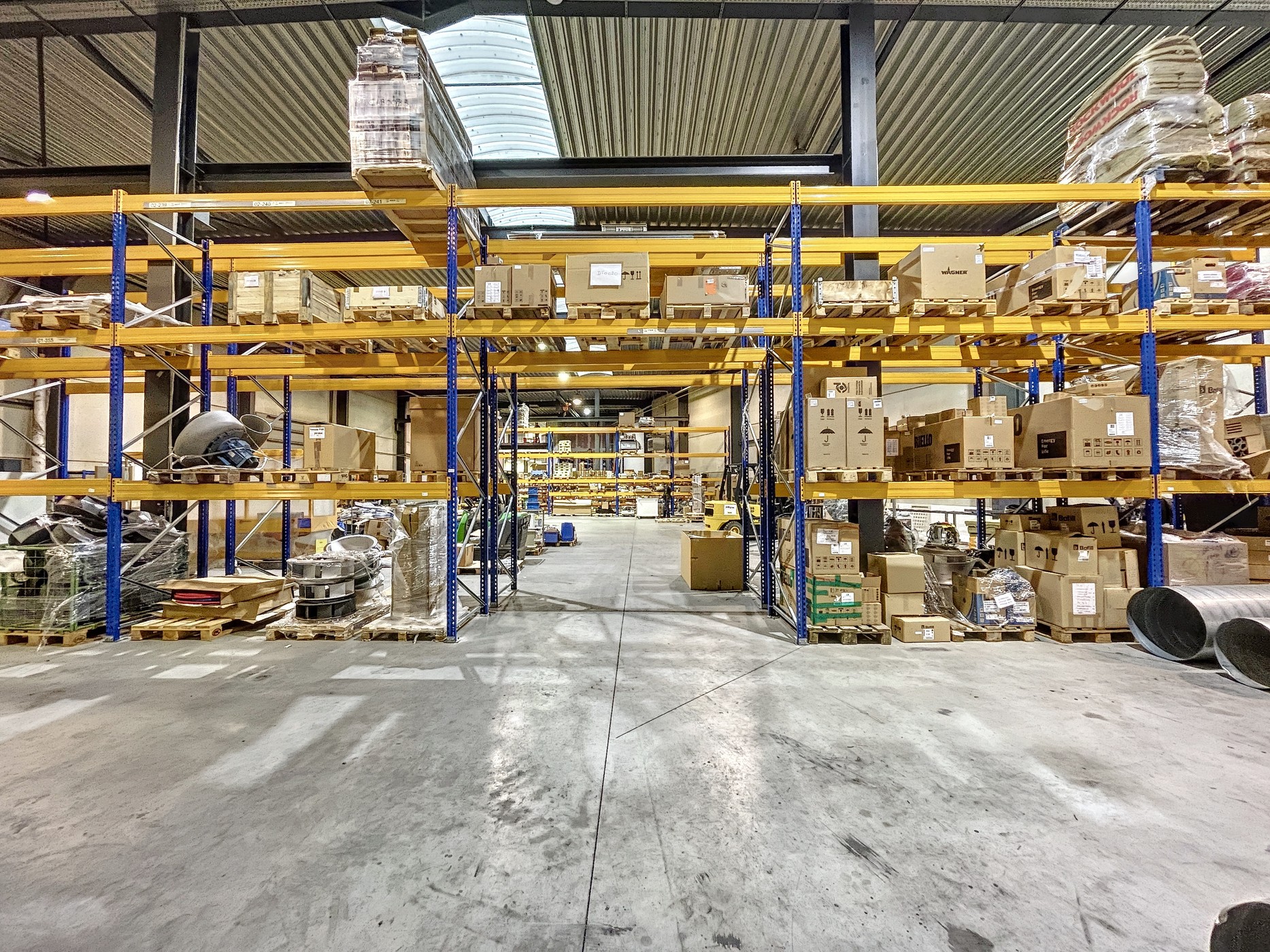 Bedrijfsgebouw met magazijn 1.270m² en kantoor 450m² vlak aan E17 te Waregem - foto 3