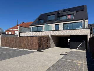 Centraal gelegen, ruim appartement met zuidgericht terras op de benedenverdieping. <br />Indeling: inkom met toilet, lichtrijke leefruimte met open, geïnstalleerde keuken, badkamer en drie slaapkamers. Er is een ruime berging en een mooi terras met overdekt gedeelte.<br /><br /><br />Appartement is voorzien van vloerverwarming met warmtepomp en zonnepanelen. Alu-schrijnwerk met superisolerende beglazing en automatische screens aan de zonnekant, rolluiken vooraan in de slaapkamers. E-peil<20 (verminderde OV).<br />Prachtig appartement op een zeer bereikbare ligging: E17 op 5 min, station op 750m, busknooppunt, scholen en winkels om te hoek.<br /><br />Voor meer info: kristoff@immoroba.be. Private autostaanplaats en eigen berging aan te kopen (20.000€).<br />Oplevering voorzien mei 2026! Aankoop 6% mogelijk!