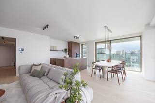 Nieuwbouwproject TROON 17 Oostende brengt op de zeedijk van een architecturaal vernieuwend project met een knipoog naar de rijke geschiedenis van de site.Dit appartement is gelegen op de 7de verdieping en beschikt over 2 slaapkamers, 1 badkamer en leefruimte met frontaal zicht op zee.Indeling appartement- inkomhall- leefruimte met open keuken- berging met ingemaakte kast- badkamer met inloopdouche en lavabomeubel- apart toilet- slaapkamer 1 - slaapkamer 2- ruim terrasAfwerking appartementen toren met frontaal zeezicht:- parket- vloerverwarming- gasverwarming- ventilatie systeem DIn de kelderverdieping is er mogelijkheid om garage aan te kopen. Een ruime fietsenberging is eveneens voorzien, er is ook een gemeenschappelijke tuin.