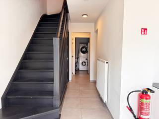 <p>Een prachtige kans om een volledig uitgerust huis te verwerven aan de Drongensesteenweg in Gent. Dit ruime pand biedt maar liefst vier slaapkamers, ideaal voor gezinnen die op zoek zijn naar een comfortabele en sfeervolle woning. Of voor uw studerende kinderen die elk hun eigen plek hebben. De verschillende badkamers en keukens zorgen ervoor dat de woning voor verschillende doeleinden kan gebruikt worden. </p>
<p>Met een perceeloppervlakte van 124 vierkante meter is er voldoende ruimte voor persoonlijke invulling en buitenactiviteiten. Dit huis biedt volop mogelijkheden om uw eigen stempel op te drukken en een warm thuis te creëren. Gelegen in een levendige buurt van Gent, bent u slechts enkele minuten verwijderd van lokale voorzieningen, scholen en openbaar vervoer. Dit maakt de locatie niet alleen aantrekkelijk voor gezinnen, maar ook voor iedereen die houdt van een dynamische levensstijl.</p>
