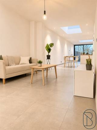 <p>Volledig gerenoveerde, energiezuinige gezinswoning met 3slaapkamers, tuin en uitweg achteraan!<br />Op zoek naar een stijlvolle, volledig gerenoveerde woning die meteen rendement oplevert of zonder zorgen kan worden betrokken? <br />Deze prachtige gezinswoning combineert hedendaags wooncomfort, energiezuinigheid en een uitstekende afwerking. <br />Bovendien is de woning momenteel verhuurd, wat ze ook bijzonder interessant maakt als investering.<br /><br />Indeling: inkom met apart toilet, ruime lichtrijke leefruimte met aanpalende volledig geïnstalleerde keuken met eiland (uitgerust met kwalitatieve SMEG-toestellen.).<br />Op de eerste verdieping bevinden zich de overloop, badkamer (dubbele lavabo, inloopdouche en bad), toilet, een eerste ruime slaapkamer en dressing.<br />Op de tweede verdieping bevinden zich nog twee volwaardige slaapkamers en een extra bureauruimte die perfect kan dienen als thuiswerkplek of eenvoudig kan worden ingericht als vierde slaapkamer.<br />Daarnaast beschikt de woning over een praktische kelder en zolder, wat zorgt voor extra bergruimte.<br />Buiten geniet u van een aangename, onderhoudsvriendelijke en aangelegde tuin met als extra troef de uitweg achteraan.<br /><br />Troeven: volledig gerenoveerd (2023), volledig geschilderd, verhuurd - interessante investering, energiezuinig (epc A), conforme elektriciteit, vloerverwarming, 8 zonnepanelen.<br /><br />Kortom, een buitenkans voor wie op zoek is naar een instapklare en toekomstgerichte woning.<br />Bezoek na afspraak met Immo Beguin: tessa@immobeguin.be</p>