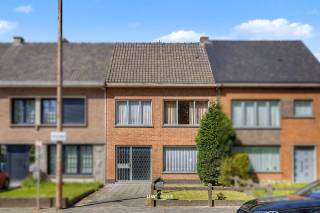 Deze degelijk gebouwde woning, die een opfrissing kan gebruiken, verwelkomt u op het gelijkvloers met een ruime inkomzone die tevens kan dienen...