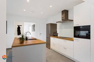 Op een uitstekende locatie in het centrum van Beerzel bevindt zich deze woning met 2 slaapkamers, garage en tuin. U geniet hier zowel van een...