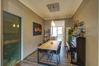 <p>Interesse? Plan zelf online je bezoek in via onze digitale kalender.</p><p>Alle relevante keuringen en wettelijke attesten kan u downloaden via onze website.<br />Vragen? Neem contact op met ivory@copandi.be of via +32 15 79 05 50.<br /><br />Deze woning, gelegen in de rustige Vaartstraat 22 te Vilvoorde, combineert ruimte, comfort en hedendaags woonpotentieel. Met een bewoonbare oppervlakte van 173 m² (volgens EPC-attest), vier tot vijf slaapkamers en een ruim terras van ca. 20 m², biedt deze eigendom tal van mogelijkheden voor gezinnen of voor wie extra woon- of werkruimte zoekt.</p><p>De woning onderging een algemene renovatie in 2014, waarbij onder meer de elektriciteit, badkamer, vloeren en keuken werden vernieuwd. Daarnaast werden in 2016 het plat dak en de dakgoten gerenoveerd. De woning is vandaag licht op te frissen, wat de toekomstige eigenaar de mogelijkheid biedt om ze verder af te werken en in te richten volledig naar eigen smaak en stijl.</p><p>Dankzij haar strategische en rustige ligging geniet men van een vlotte bereikbaarheid en een goede toegang tot alle noodzakelijke voorzieningen in en rond Vilvoorde.</p><p></p><p>KENMERKEN:</p><ul><li><p>Locatie: Vilvoorde (centrum)</p></li><li><p>Perceel: 90,00 m²</p></li><li><p>Bewoonbare oppervlakte: 173 m² (Bron: EPC-attest)</p></li><li><p>Aantal slaapkamers: 4 tot 5</p></li><li><p>Aantal badkamers: 1</p></li><li><p>Aantal toiletten: 2</p></li><li><p>Bouwjaar: 1962</p></li><li><p>Renovatiejaar: 2014 (algemene renovatie), 2016 (plat dak en dakgoten)</p></li><li><p>Verwarming op: aardgas via condensatieketel</p></li><li><p>Energieprestatie: EPC C - 297 kWh m² / jaar</p></li><li><p>Elektrische keuring: Conform het AREI tot 2051</p></li><li><p>Kadastraal inkomen: € 912,00</p></li></ul><p>INDELING:</p><ul><li><p>Verdieping -1: ruime kelder</p></li><li><p>Gelijkvloers: inkomhal, keuken, woonkamer, gastentoilet, berging/wasruimte</p></li><li><p>Eerste verdieping: nachthal, 3 slaapkamers, 1 badkamer, apart toilet</p></li><li><p>Tweede verdieping: nachthal, 2 slaapkamers</p></li><li><p>Derde verdieping: Zolder</p></li></ul><p>GELIJKVLOERS:<br /><br />Bij het betreden van de woning komt u in een ruime inkomhal die toegang biedt tot de woonkamer en eetkamer, samen goed voor een aangename en functionele leefruimte. Aansluitend bevindt zich de ruime keuken, uitgerust met een kook- en leefeiland dat ook dienstdoet als extra eettafel. Dankzij deze opstelling vormt de keuken het hart van de woning, ideaal voor gezellig samenzijn en vlot verbonden met het woongedeelte. Verder beschikt het gelijkvloers over een apart gastentoilet en een praktische berging/wasruimte, wat het dagelijks comfort verhoogt.</p><p></p><p>EERSTE VERDIEPING:<br /><br />Op de eerste verdieping bevinden zich drie slaapkamers van verschillende groottes, geschikt als master bedroom, kinder- of bureauruimte. Daarnaast beschikt deze verdieping over een badkamer met ligbad, inloopdouche en wastafel, evenals een apart toilet in de nachthal. Vanuit één van de slaapkamers heeft u toegang tot een aangenaam terras, waar u in alle rust kan genieten van de buitenlucht.<br /><br />TWEEDE VERDIEPING:<br /><br />De tweede verdieping telt nog twee bijkomende slaapkamers, die perfect kunnen dienen als extra slaapkamers, hobbyruimte of thuiskantoor. Hierdoor is de woning ook bijzonder geschikt voor grotere gezinnen of voor wie nood heeft aan extra kamers.</p><p></p><p>DERDE VERDIEPING:</p><p></p><p>De derde verdieping is ingericht als praktische bergzolder, bereikbaar via een ophaalbaar trapluik. Deze ruimte is ideaal voor de opslag van seizoensgebonden spullen en andere items die u niet dagelijks nodig heeft.<br /><br />KELDER:<br /><br />Verder beschikt de woning over een ruime kelder, die extra opslagmogelijkheden biedt of kan worden aangepast aan specifieke noden.</p><p>Voor meer details of om een bezichtiging te plannen, nodigen we u uit om contact met ons op te nemen. We kijken ernaar uit om u te begeleiden bij het ontdekken van deze woning.<br /><br />✅ Residentiële topligging, goede bereikbaarheid<br />✅ 4 tot 5 slaapkamers<br />✅ Ruim terras van ca. 20 m²<br />✅ Licht op te frissen met veel potentieel</p>